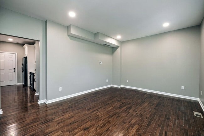 Building Photo - Single Family House! JUST RENOVATED! Centr...