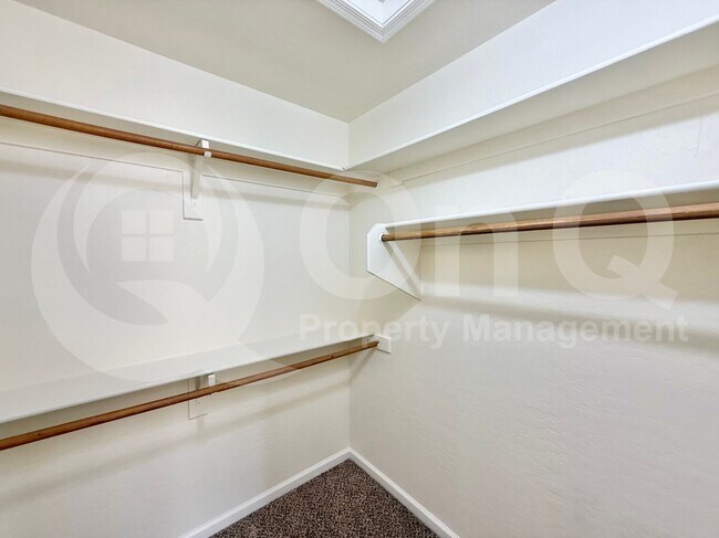 Building Photo - 417 E Cantebria Dr