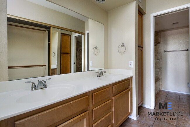 Building Photo - 2Bed/2Bath Home at Alma School/Southern! J...