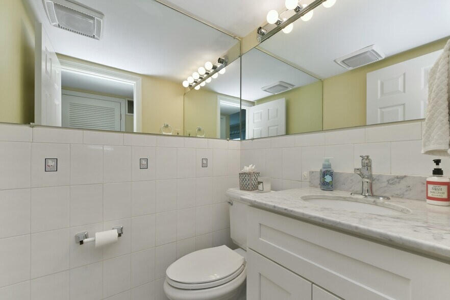 Building Photo - 335 W 4th St