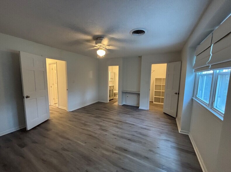 Building Photo - 723 Sir Walter Cir