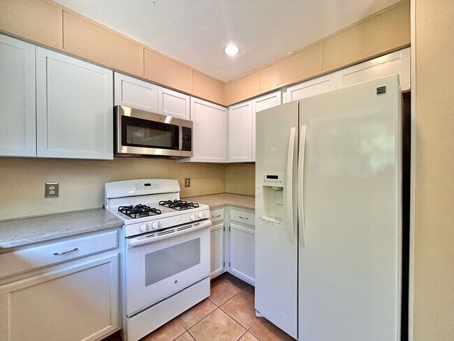 Building Photo - Beautiful and Spacious 3 BR / 2.5 BA Home ...