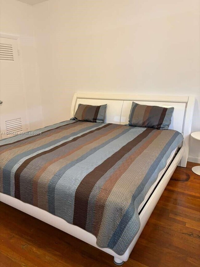 Building Photo - 6881 Bay Dr