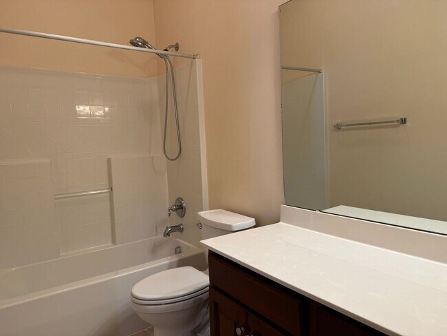 Building Photo - 3 Bedroom Townhome in Wakefield