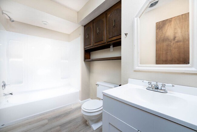 Building Photo - Clean and Spacious Duplex