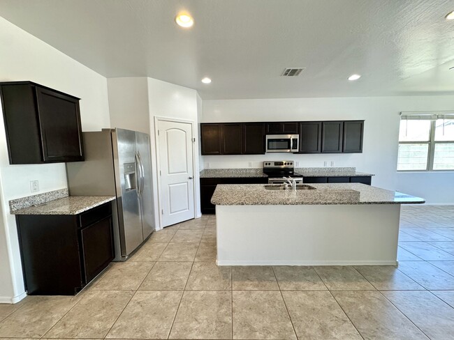 Building Photo - 17875 N Pietra Rd