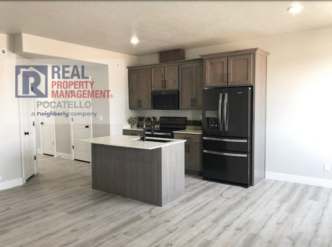 Building Photo - 3 Bedroom 2.5 Bath Townhome - 1 Car Garage