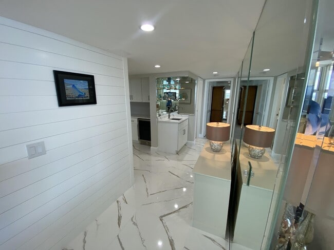 Building Photo - 5440 N Ocean Dr