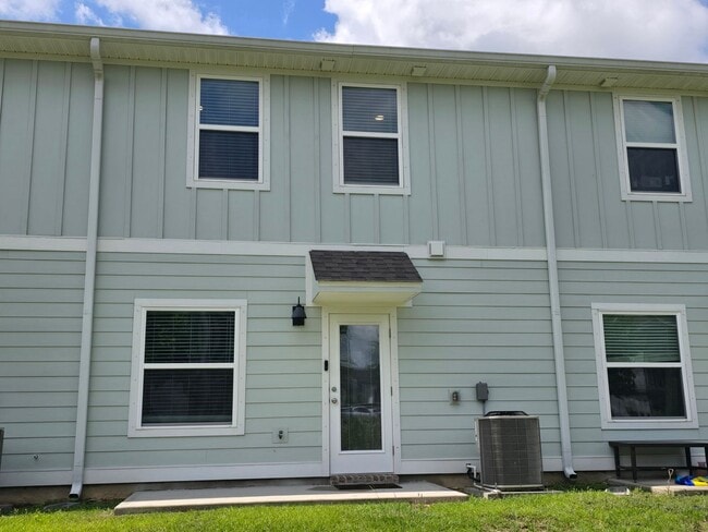 Building Photo - Stunning Townhome - Prime Pensacola Location