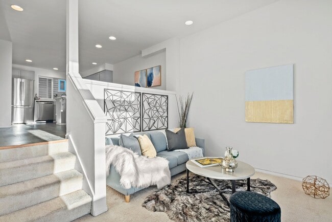 Building Photo - 3 bedroom Greenwood townhome with a view!