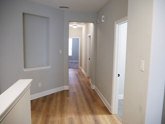 Building Photo - 3 Bed - 2.5 Bath Townhome on River Walk in...