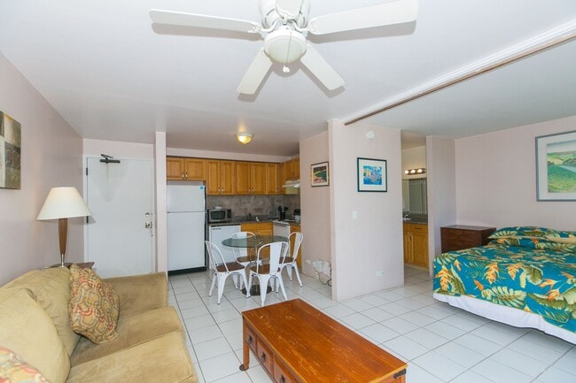 Building Photo - Royal Kuhio 1b1b1parking Fully Furnished i...