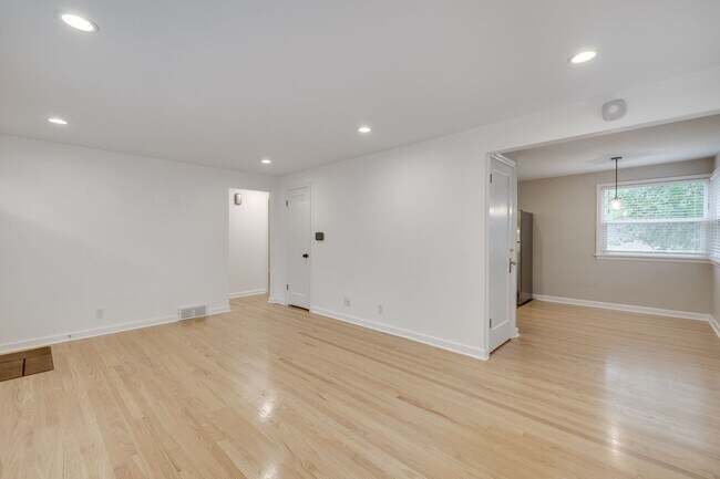 Building Photo - Charming 4 Bed, 2.5 Bath Brick Bungalow in...