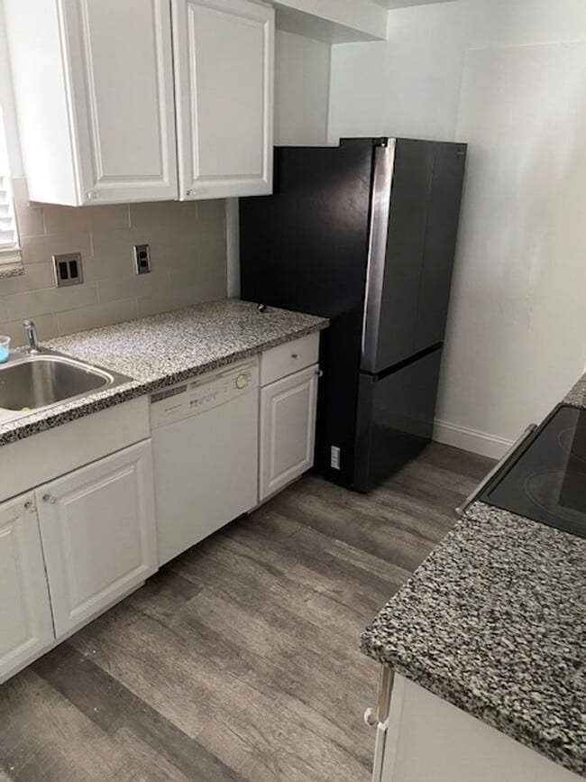 Building Photo - Spacious home on Large Lot