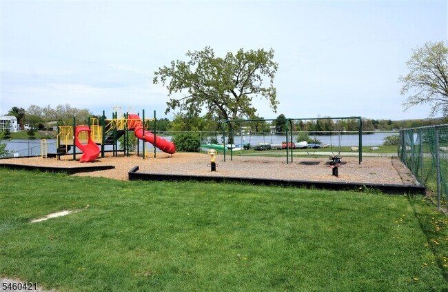 Building Photo - 202 Lake Shore N
