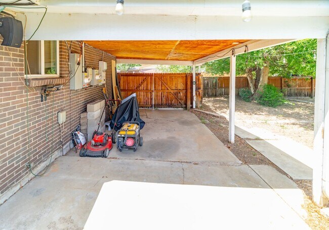 Building Photo - Amazing 3 bed/3 bath rental.  New Flooring!!  Solar Panels!!