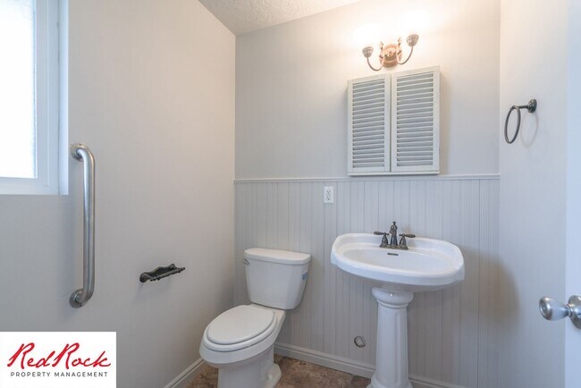 Building Photo - Spacious 3 Bedroom Single-Level Home in Bl...