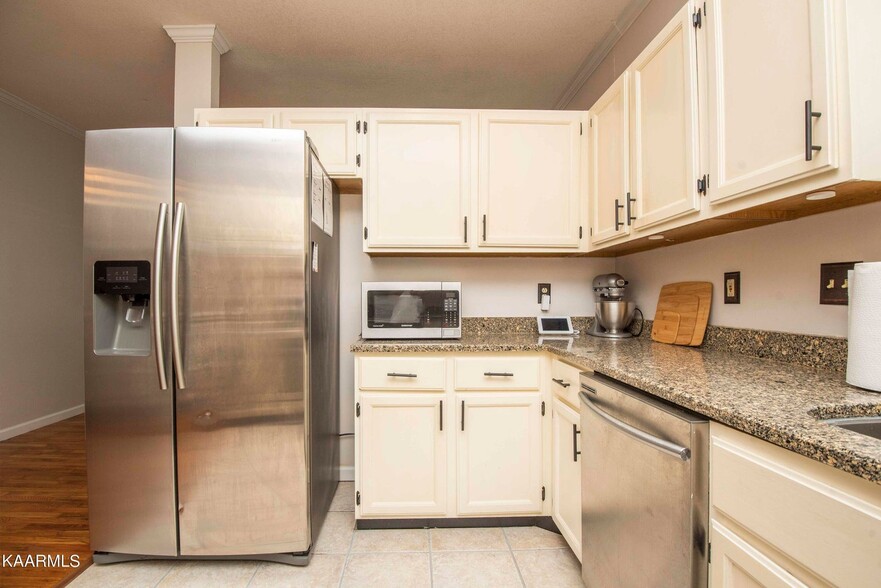 Building Photo - 1728 Stone Hedge Dr