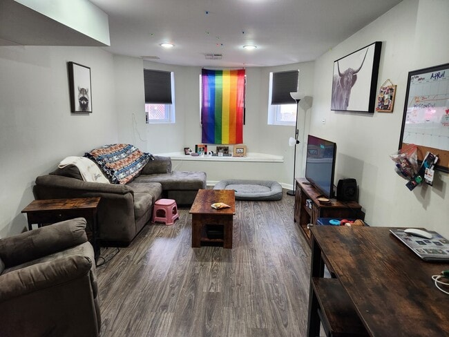 Building Photo - 3728 N Wilton Ave