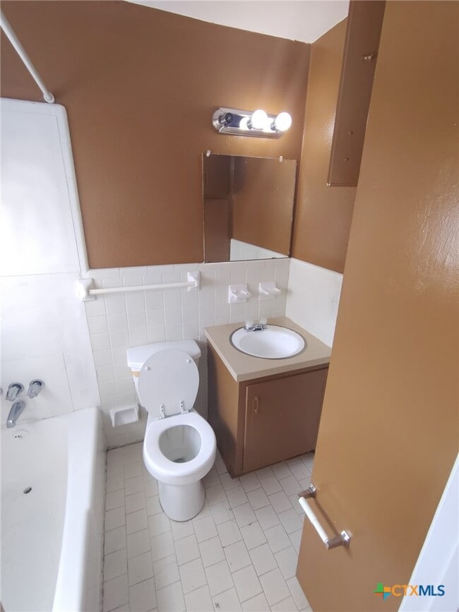 Building Photo - 1015 Hall Ave