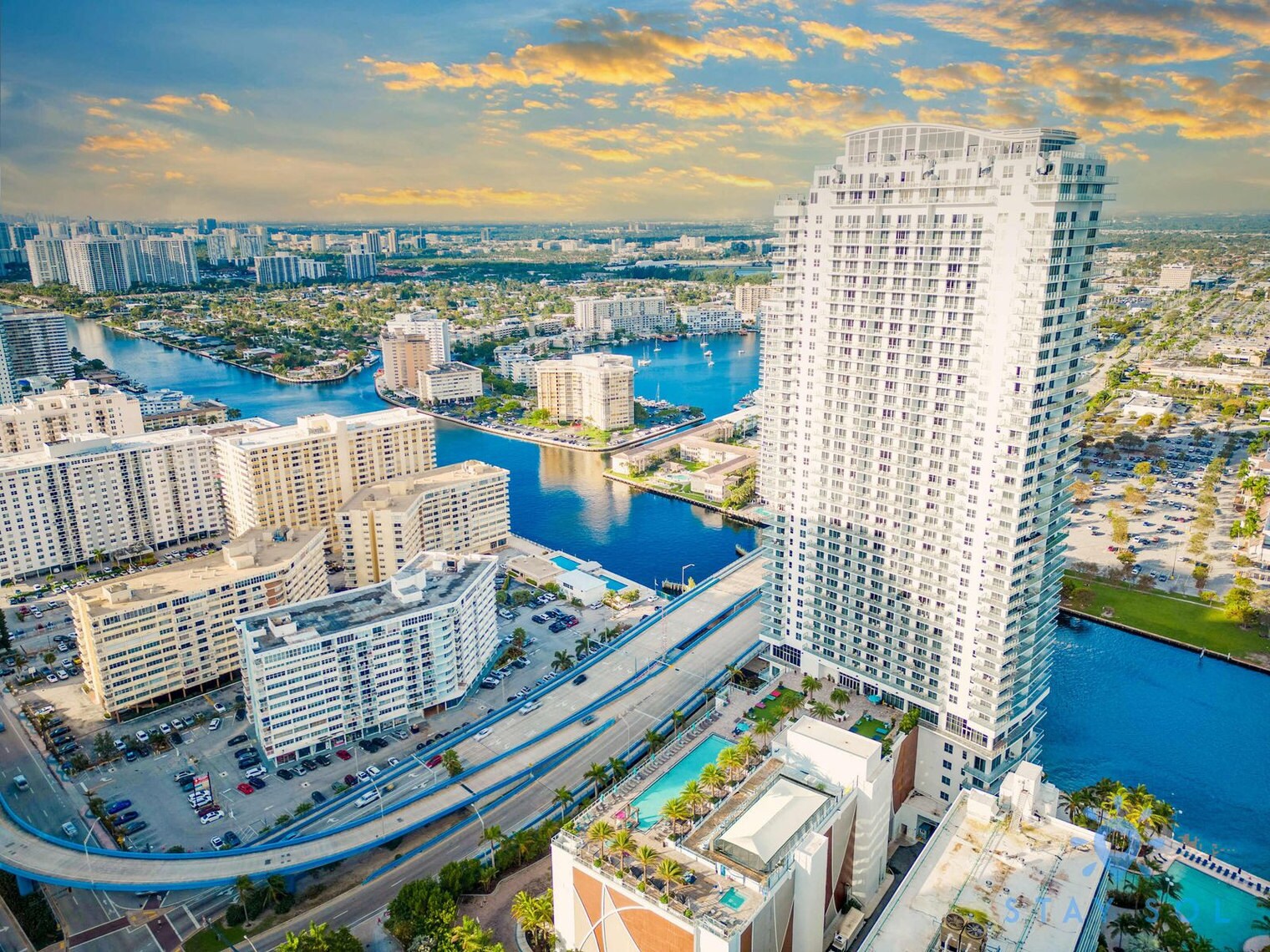 Building Photo - 4010 S Ocean Dr