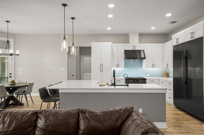 Building Photo - 601 Scenic Path