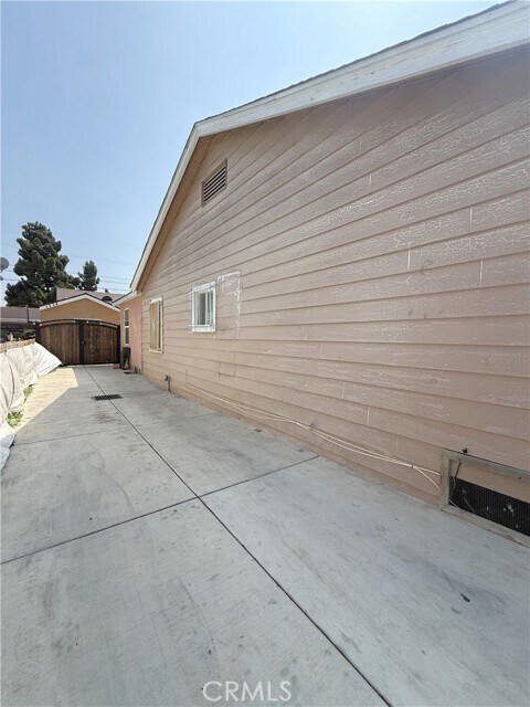 Building Photo - 1332 W 65th St