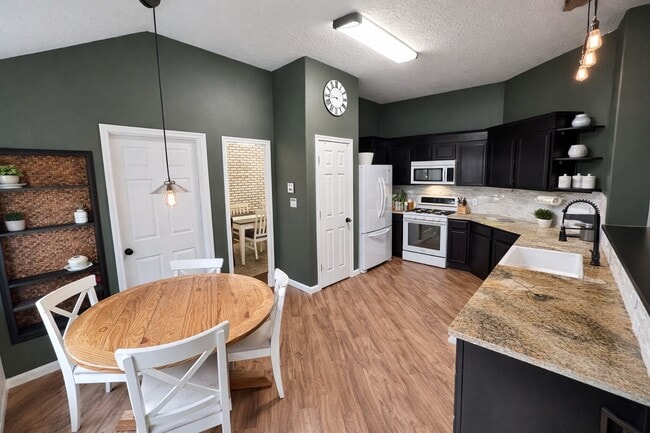 Building Photo - 21510 Forest Colony Dr