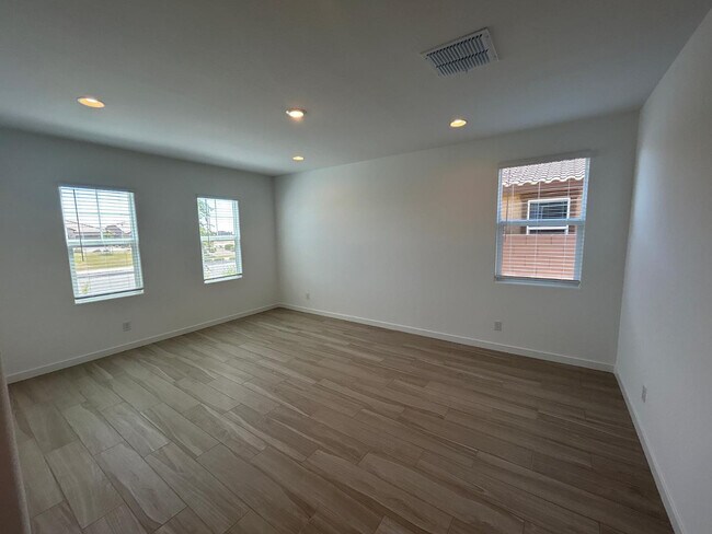 Building Photo - 5974 N 192nd Dr