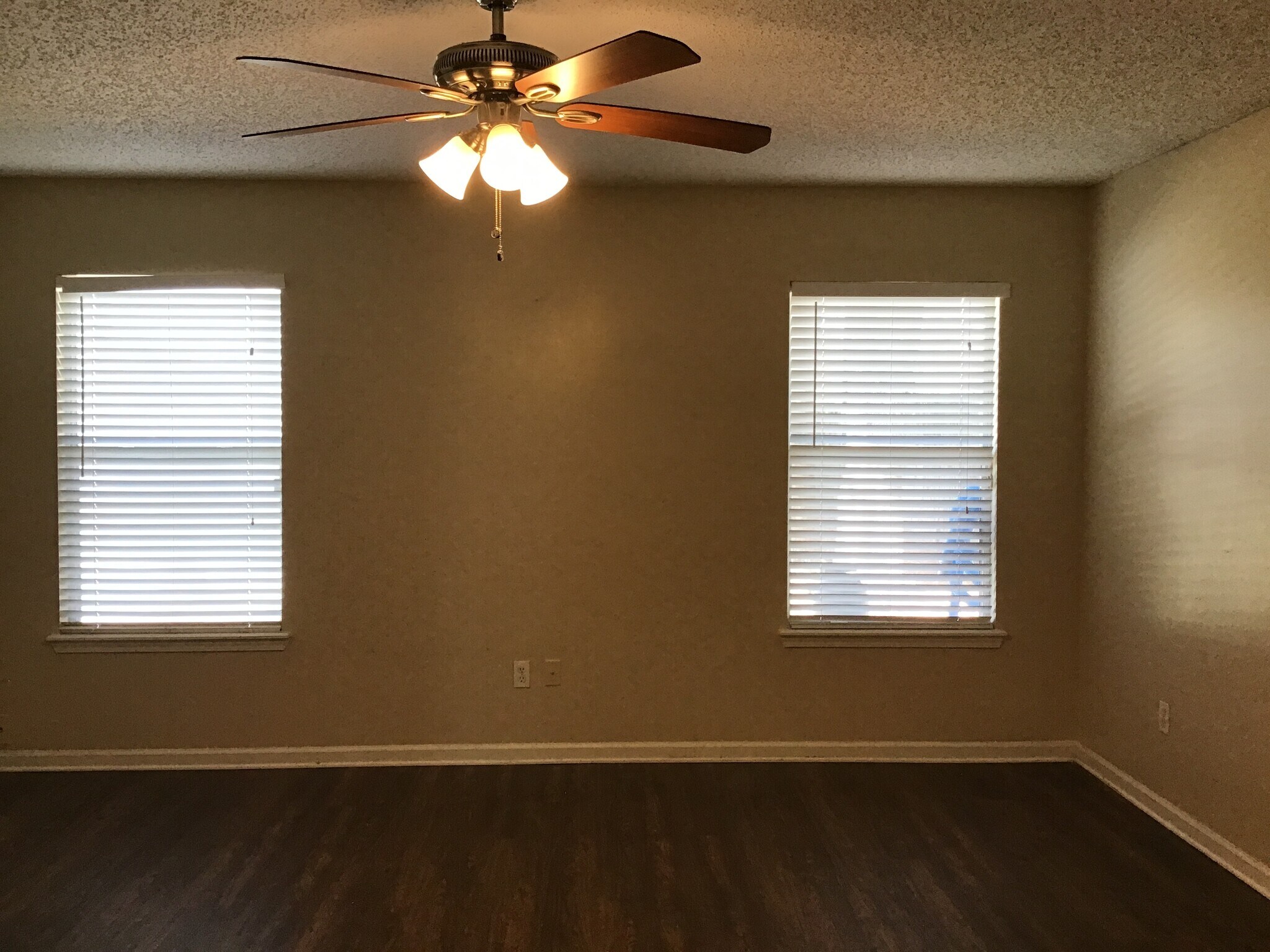 Building Photo - 2038 Belhaven Dr