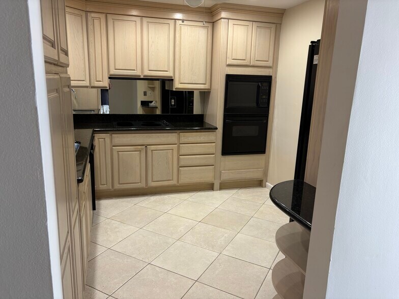 Building Photo - 3951 NE 17th Ave