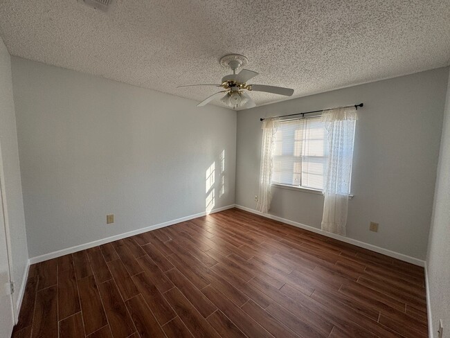 Building Photo - 807 Bass Cir