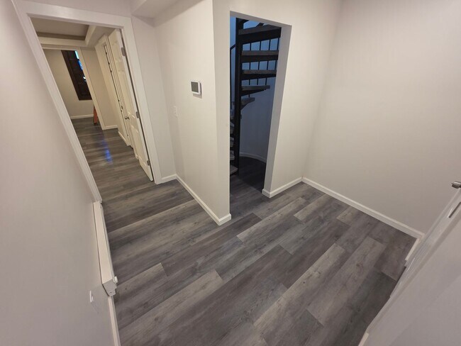 Building Photo - Newly Renovated 3 Bedroom Apartment - Poug...