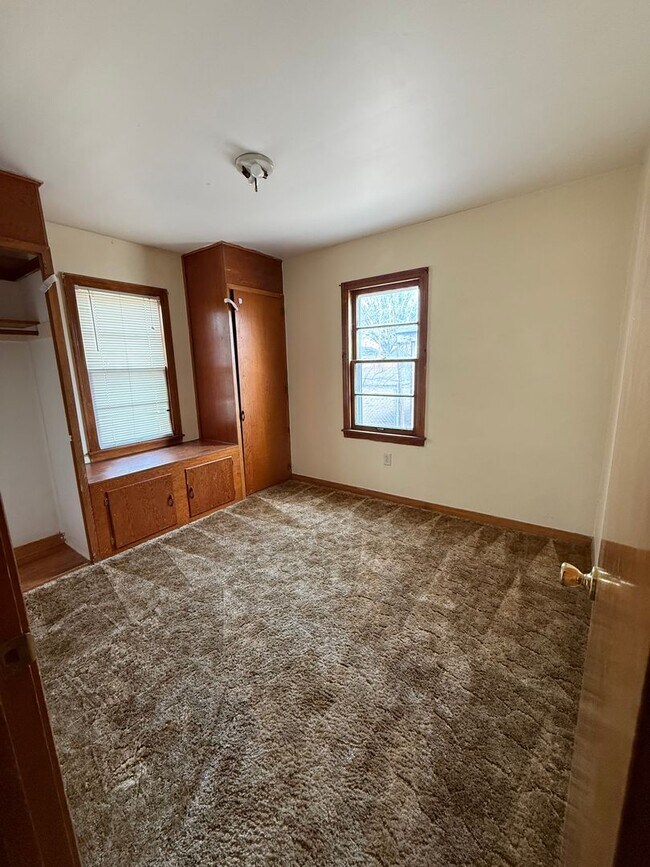 Building Photo - 1 Bedroom, 1 Bathroom House with Detached Garage
