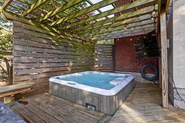 Building Photo - 439 Thurman Ave