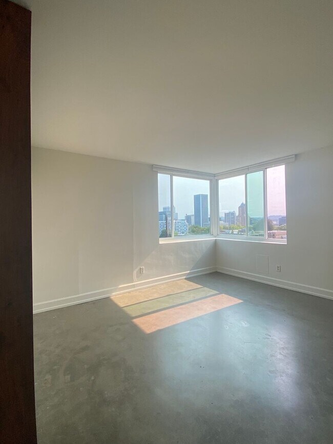 Building Photo - Beautiful apartment in Goose Hallow- Prime...