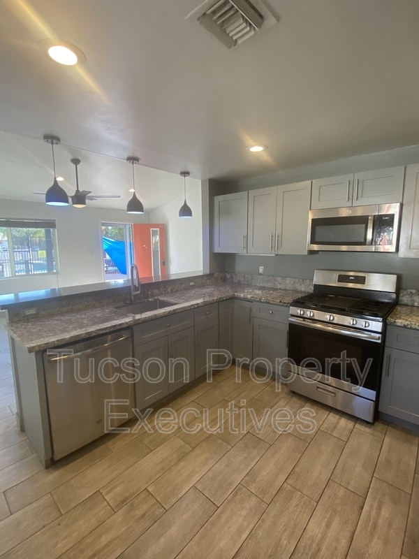 Building Photo - 1421 E Drachman St