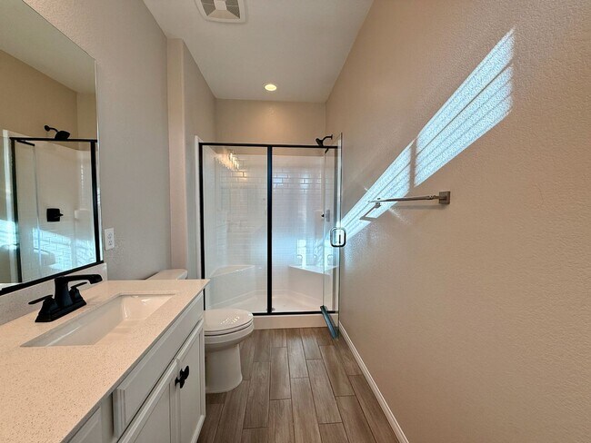 Building Photo - 3 BED 2.5 BATH 2 CAR GARAGE MODERN TOWNHOM...
