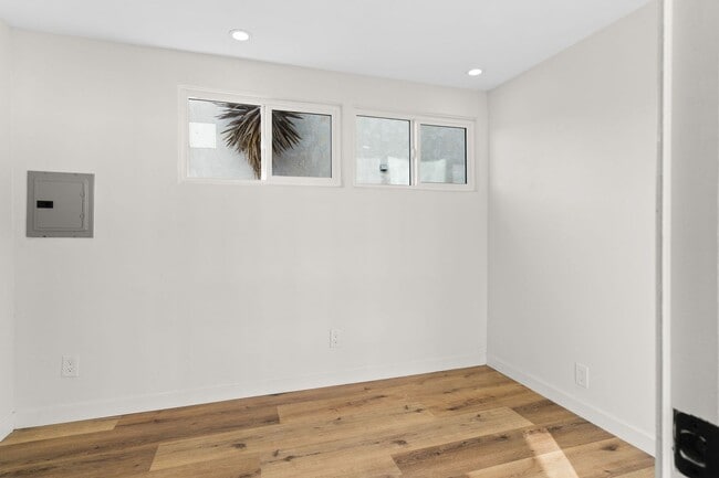 Building Photo - 2055 Thomas Ave
