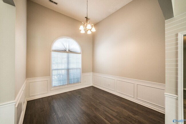 Building Photo - 129 High Noon Ln