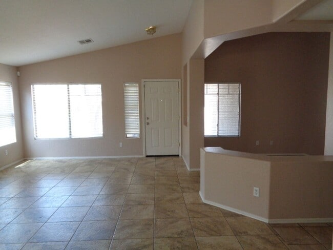 Building Photo - Beautiful 3 bedroom home in lovely neighbo...