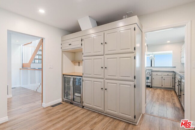 Building Photo - 2308 The Strand