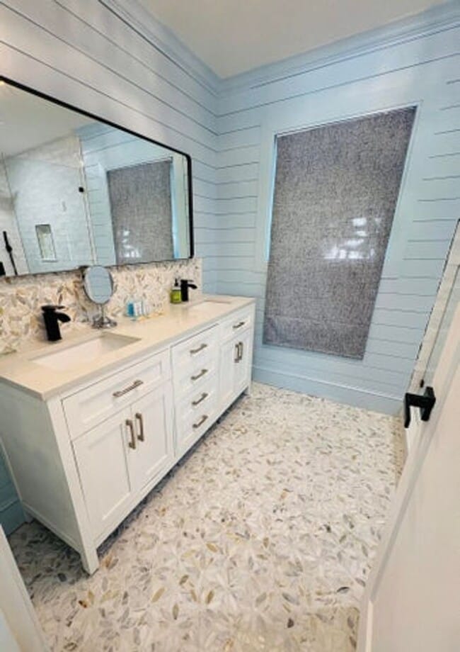 Building Photo - 9 W Riverside Dr