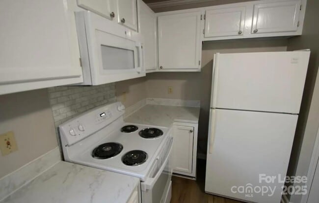 Building Photo - 90 Akron Ave