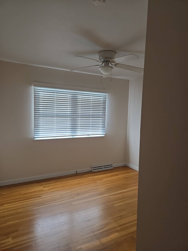 Building Photo - 119 E Circle Dr