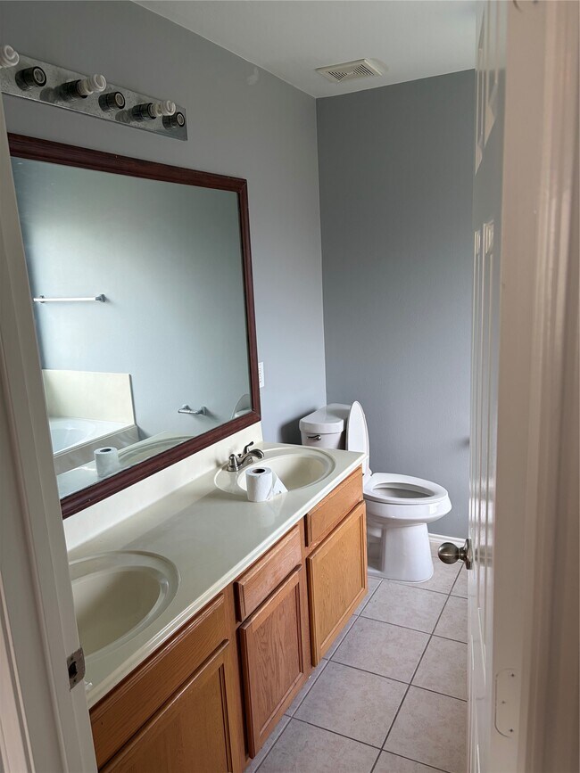 Building Photo - 7214 Crescent Mills Dr