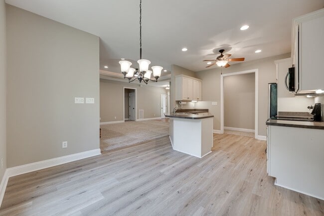 Building Photo - Beautiful 3 bedroom 2 bath Ranch with Bonu...