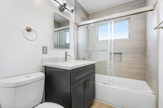 Building Photo - 844 5th St