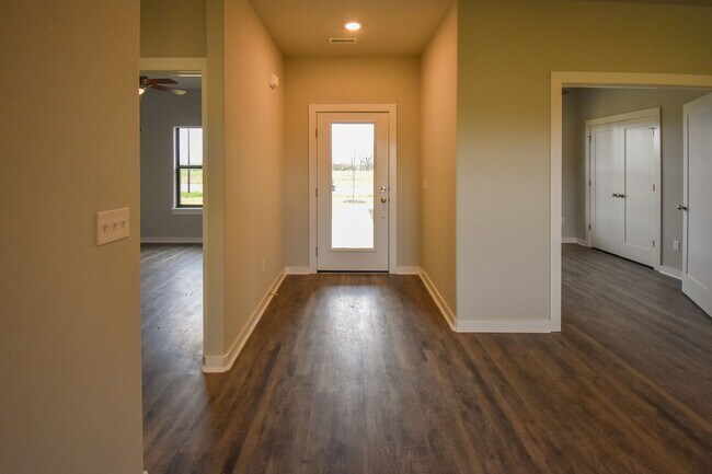 Building Photo - 4 Bedroom 2 Bathroom Home In Farmington, AR.