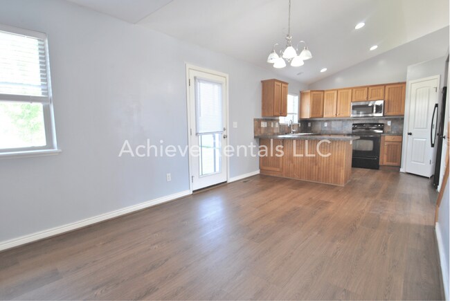 Building Photo - 564 800 E